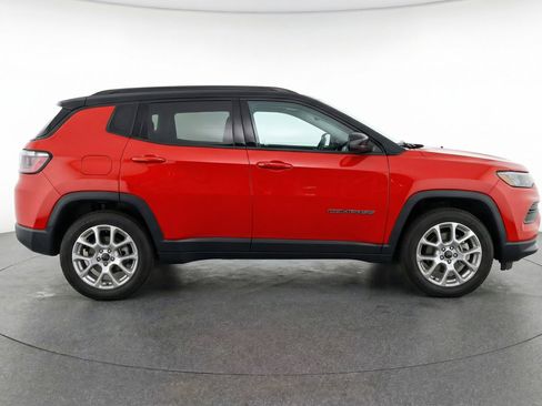 Used 2025 Jeep Compass Limited image 11