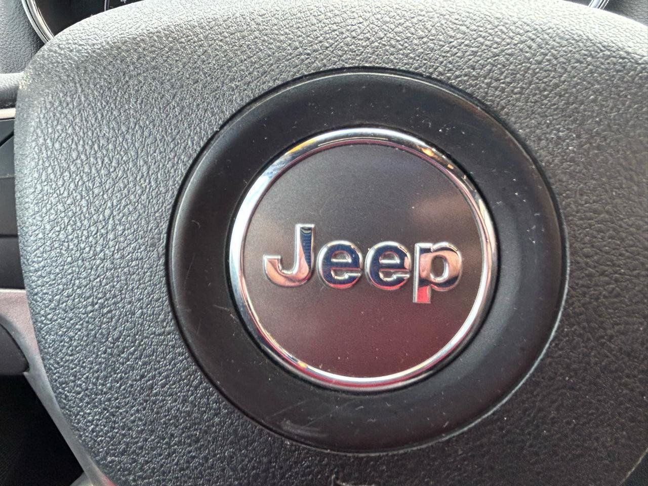 Used 2018 Jeep Grand Cherokee Laredo AWD/4WD image 20