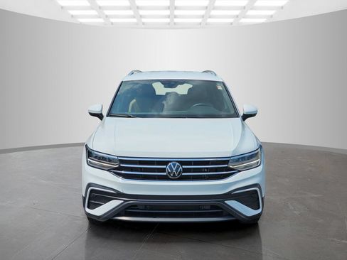 Used 2024 Volkswagen Tiguan SE FWD image 2