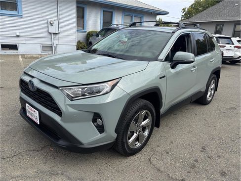 Used 2021 Toyota RAV4 XLE Premium image 3