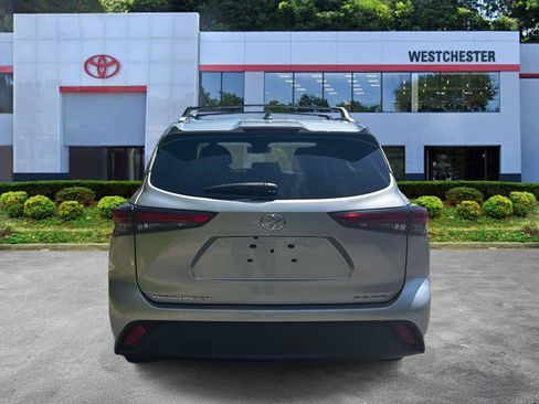 Used 2023 Toyota Highlander XLE AWD/4WD image 6
