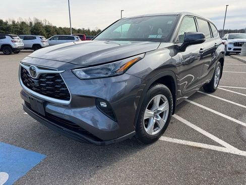 Used 2022 Toyota Highlander LE image 5