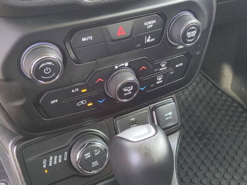 Used 2022 Jeep Renegade Trailhawk AWD/4WD image 18