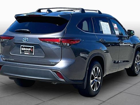 Used 2022 Toyota Highlander XLE AWD/4WD image 12