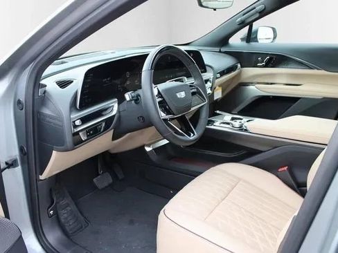 New 2024 Cadillac Lyriq Luxury w/ Nappa Leather Package image 24