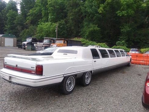 Used 1993 Lincoln Town Car Executive RWD image 1