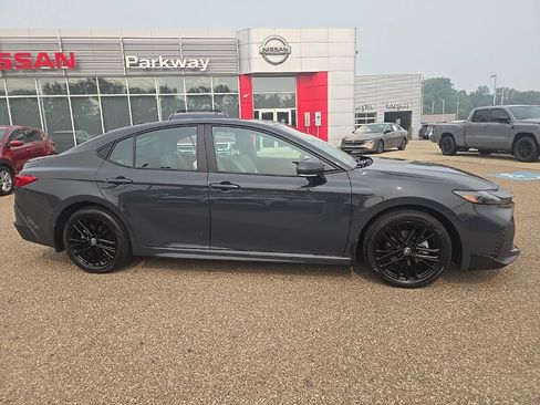 Used 2025 Toyota Camry SE AWD/4WD image 8