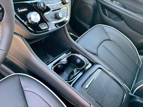 New 2026 Chrysler Pacifica Limited w/ S Appearance Package FWD image 7