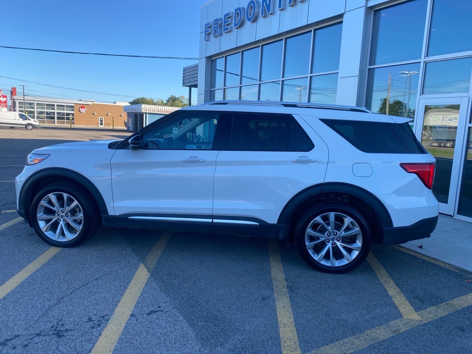 Used 2022 Ford Explorer Platinum w/ Equipment Group 601A AWD/4WD image 3