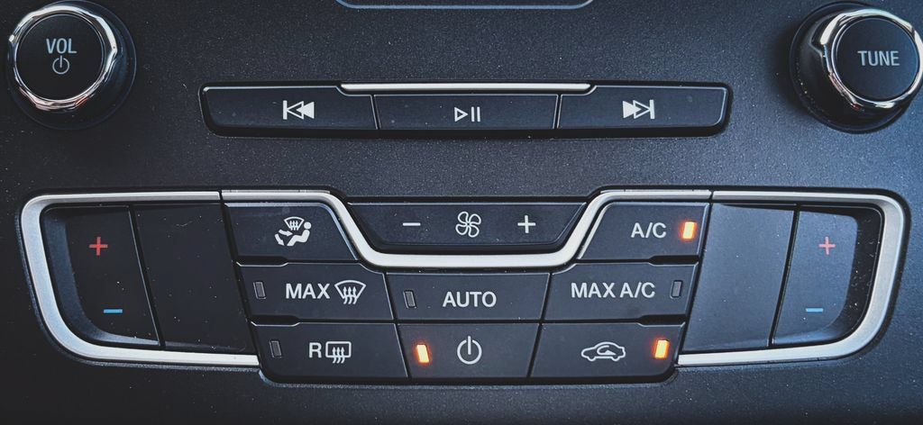 Used 2020 Ford Fusion SE FWD image 10