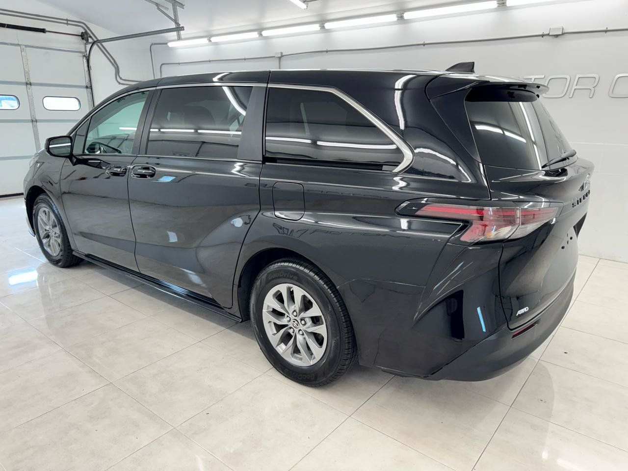 Used 2024 Toyota Sienna LE AWD/4WD image 7