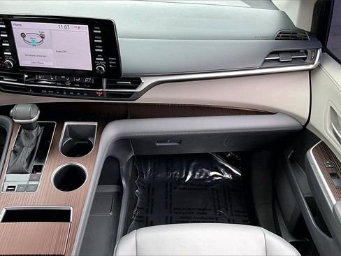 Used 2022 Toyota Sienna XLE image 26