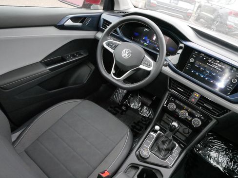Certified 2024 Volkswagen Taos SE image 9