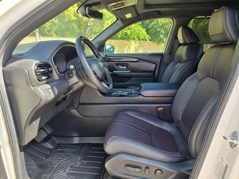 Used 2025 Honda Pilot Black Edition image 9