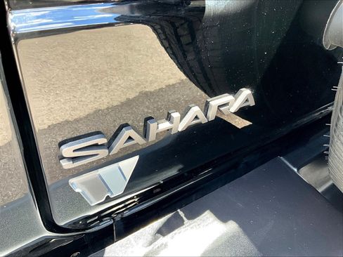 Used 2025 Jeep Wrangler Unlimited Sahara AWD/4WD image 24