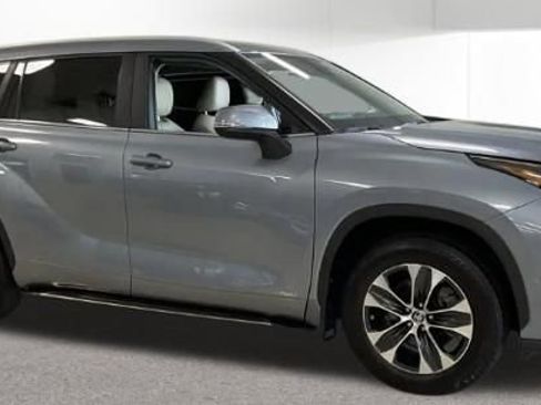 Used 2024 Toyota Highlander XLE image 2