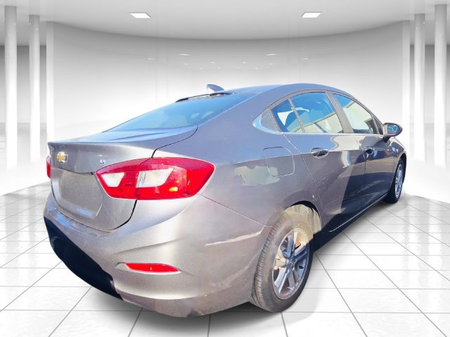 Used 2018 Chevrolet Cruze LT w/ Sun And Sound Package FWD image 2