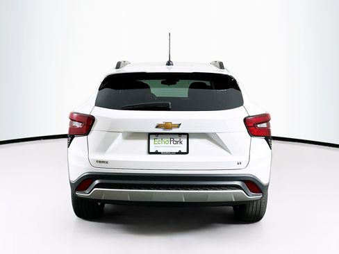 Used 2025 Chevrolet Trax LT FWD image 7