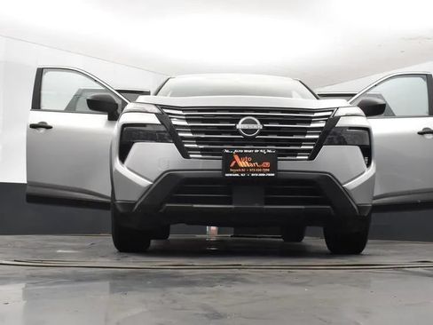 Used 2024 Nissan Rogue S FWD image 11