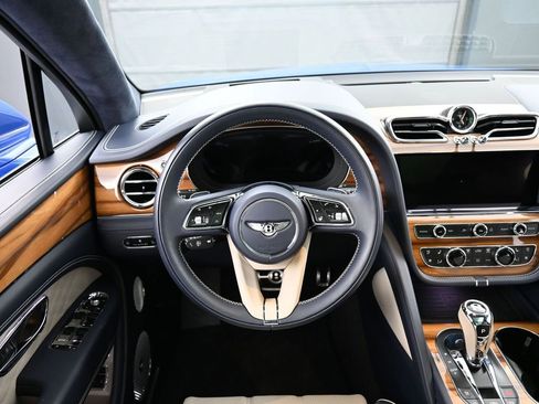 Used 2025 Bentley Bentayga AWD/4WD image 19