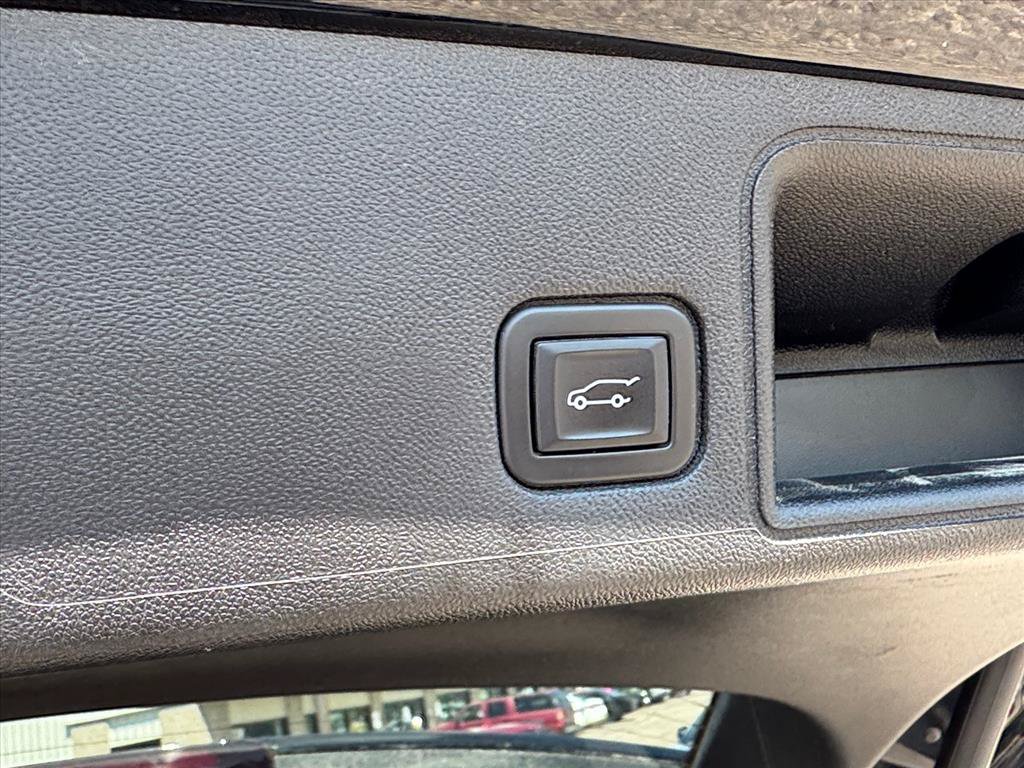 Used 2022 GMC Terrain SLT w/ Infotainment Package II AWD/4WD image 6