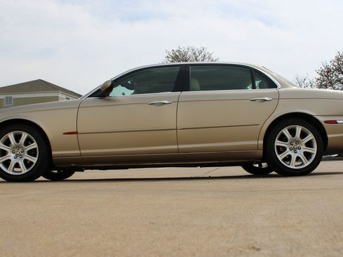 Used 2005 Jaguar XJ8 RWD image 3