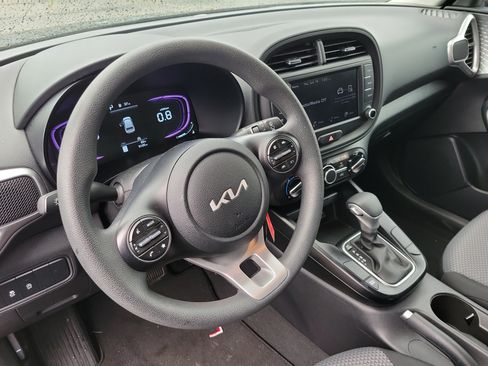 Certified 2025 Kia Soul LX w/ LX Technology Package FWD image 18