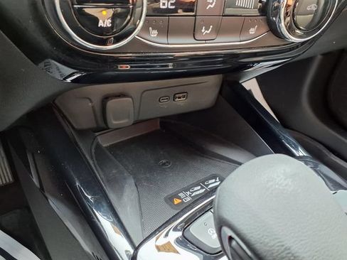Used 2025 Chevrolet Trax RS w/ Sunroof Package FWD image 29