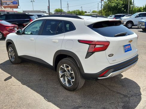 Used 2025 Chevrolet Trax LT FWD image 7
