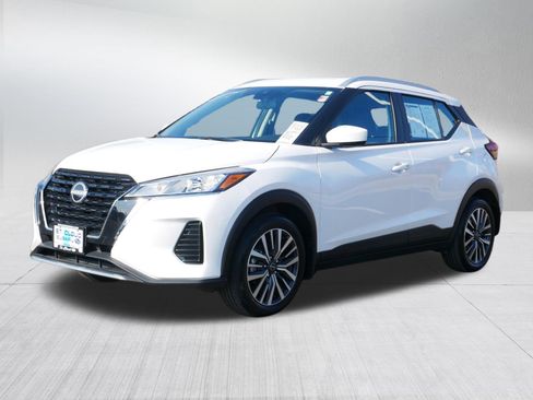 Used 2023 Nissan Kicks SV image 3