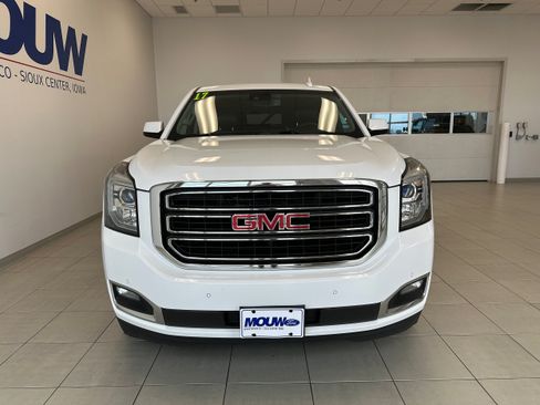 Used 2017 GMC Yukon XL SLT w/ Open Road Package AWD/4WD image 3
