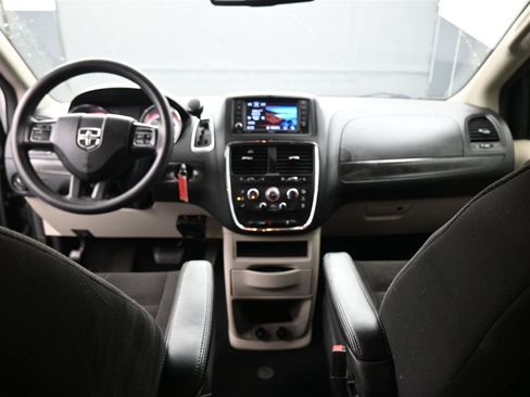 Used 2019 Dodge Grand Caravan SE w/ UConnect Hands-Free Group FWD image 13