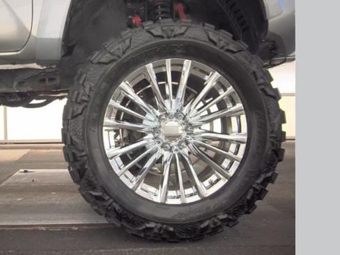 Used 2017 Toyota Tacoma SR5 w/ Tow Package image 8