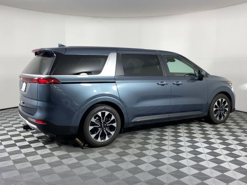 Used 2024 Kia Carnival EX image 8