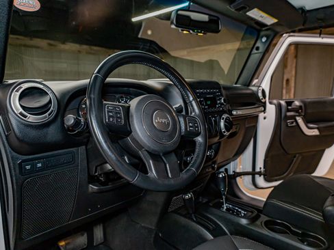 Used 2018 Jeep Wrangler Rubicon w/ Power Convenience Group image 16