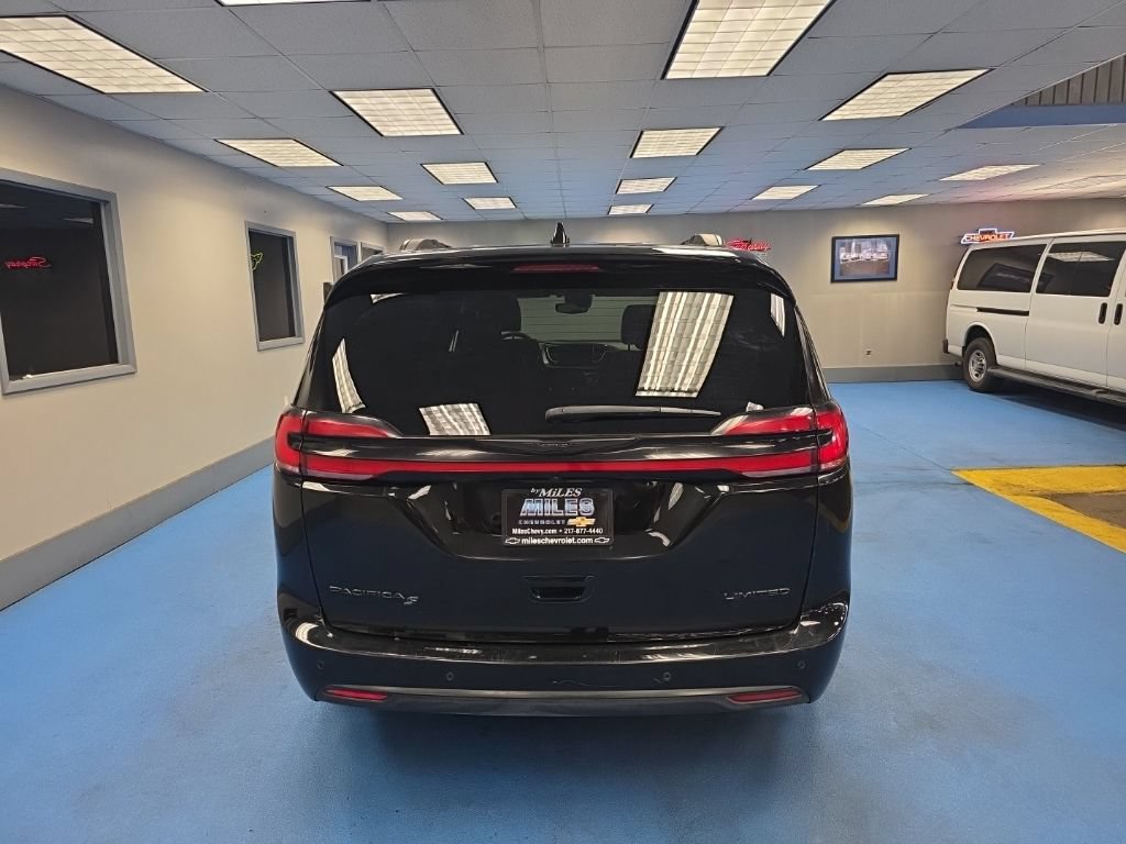 Used 2025 Chrysler Pacifica Limited FWD image 4