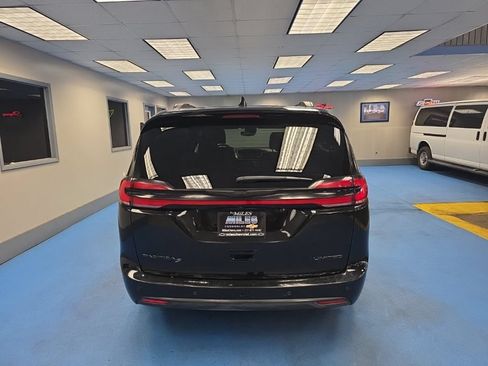 Used 2025 Chrysler Pacifica Limited FWD image 4