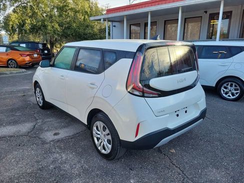Used 2023 Kia Soul LX image 3