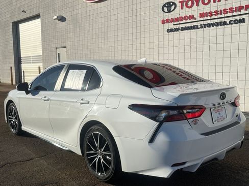 Used 2024 Toyota Camry SE image 3