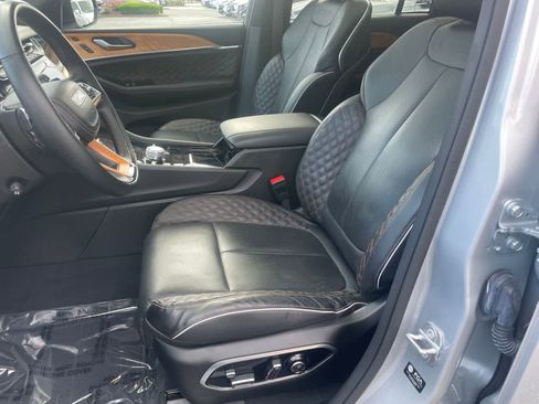 Used 2022 Jeep Grand Cherokee Summit AWD/4WD image 9