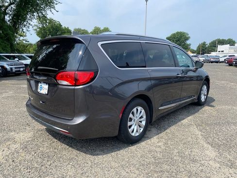 Used 2019 Chrysler Pacifica Touring-L FWD image 4
