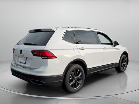 Certified 2024 Volkswagen Tiguan SE w/ Panoramic Sunroof Package FWD image 5