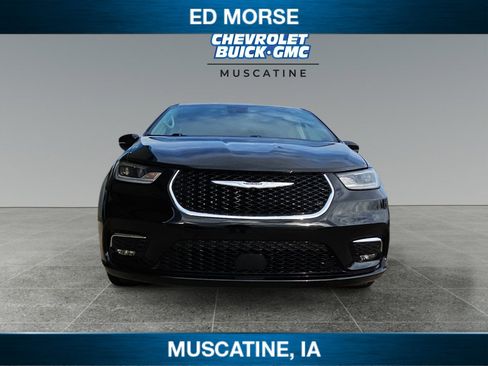 Used 2024 Chrysler Pacifica Touring-L image 8