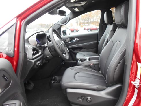 New 2026 Chrysler Pacifica Select image 6
