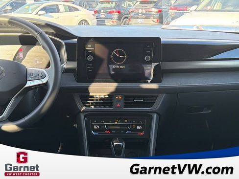 Certified 2025 Volkswagen Taos SE image 18