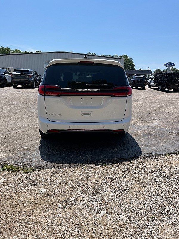 Used 2023 Chrysler Pacifica Touring-L FWD image 5
