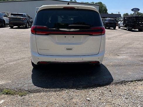 Used 2023 Chrysler Pacifica Touring-L FWD image 5