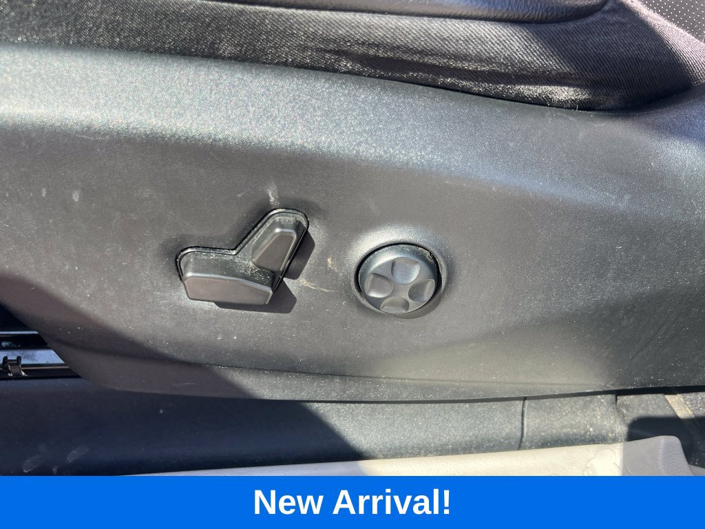 Used 2022 Chrysler Pacifica Touring-L w/ Uconnect Theater Family Group FWD image 25