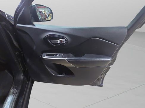 Used 2020 Jeep Cherokee Limited image 29