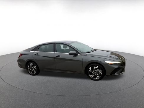 Used 2025 Hyundai Elantra Limited image 2